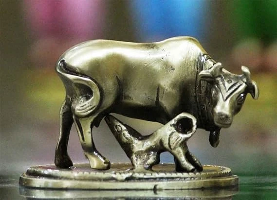 Handcrafted Brass Cow and Calf Figurine - Premium Showpiece (2.25 x 3.5 x 2.25 I